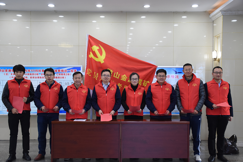 1.立即博生产党支部向职工发放《安全生产倡议书》(2)_副本.jpg