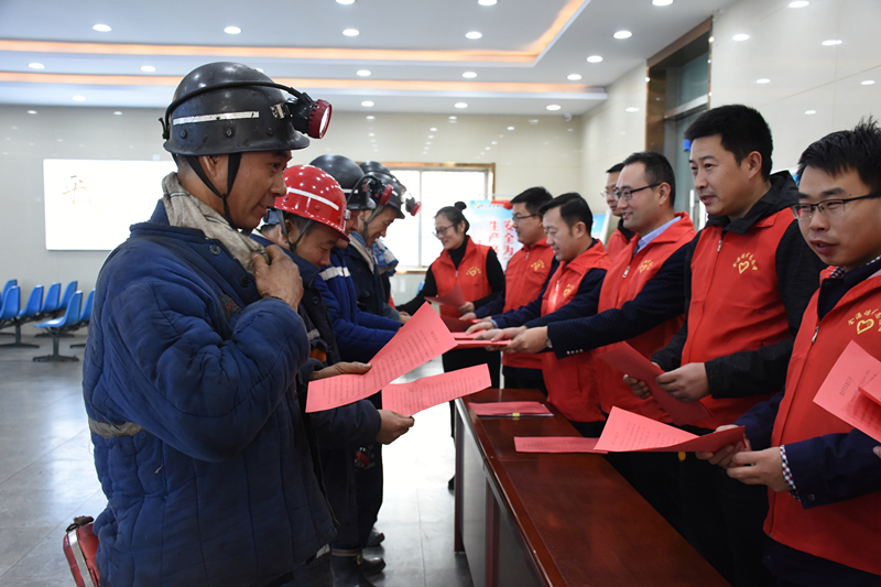 1.立即博生产党支部向职工发放《安全生产倡议书》(1)_副本.jpg